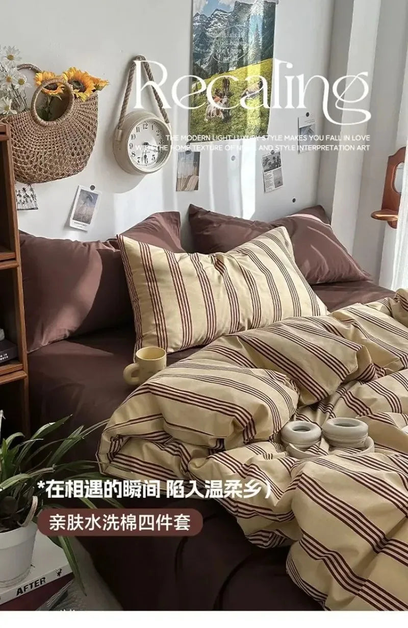 Living room with a sofa and striped cushions, featuring the brand 'Recalling'.